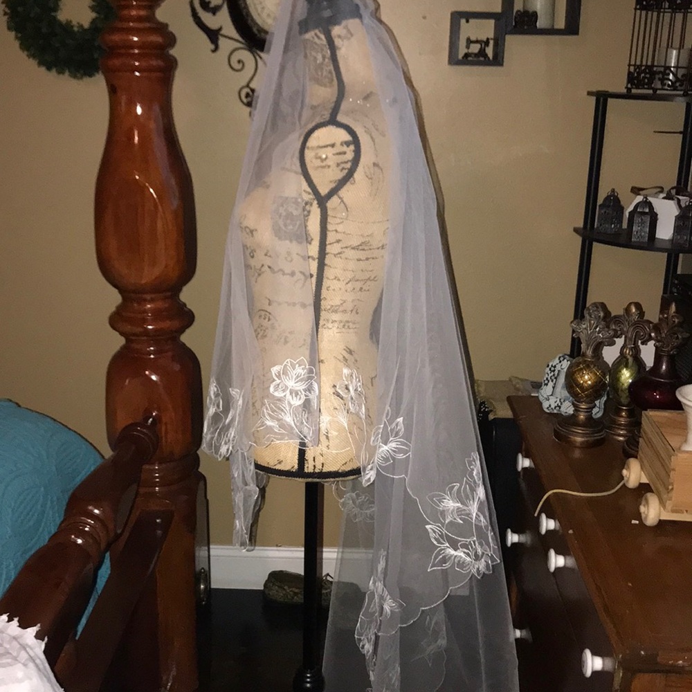 New Beautiful veil no comb lace edged